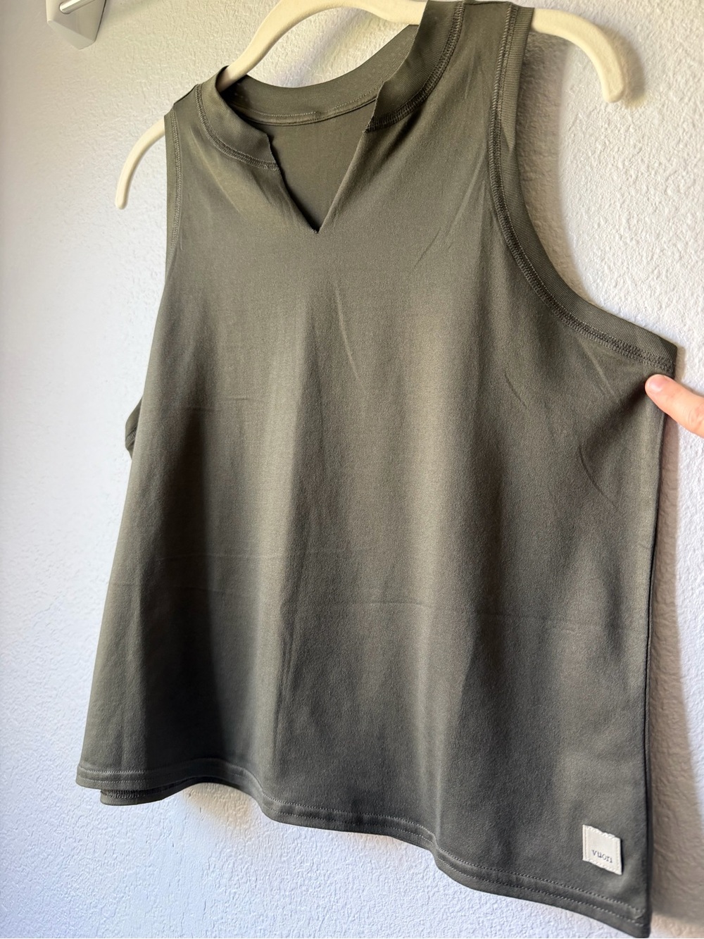 Vuori Energy Tank Womens Medium Custom Notch V-Neck Olive Green Athletic Top EUC - Picture 5 of 12